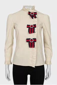 The shirt is decorated with bows