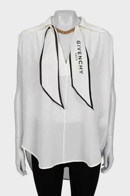 Silk blouse decorated with chain