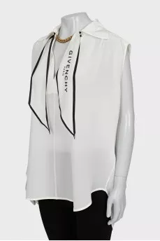 Silk blouse decorated with chain