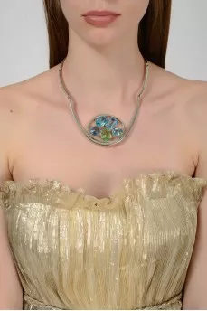 Серебристое колье с круглой вставкой из цветных камней с биркой