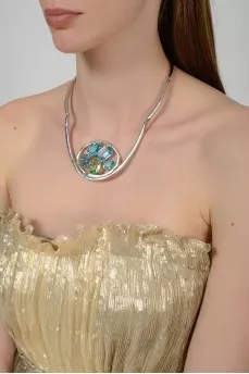 Серебристое колье с круглой вставкой из цветных камней с биркой