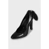 Shoes with removable fur trim