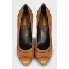 Leather shoes with relief seams