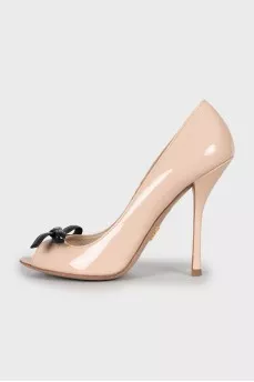 Patent leather shoes with a bow