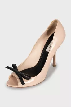 Patent leather shoes with a bow