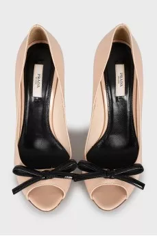 Patent leather shoes with a bow