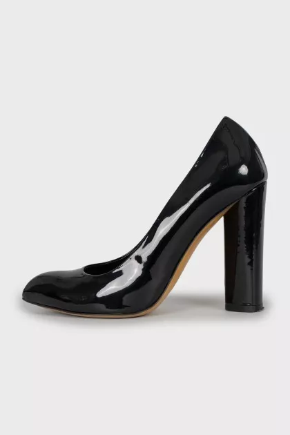 Black patent leather pointed toe shoes