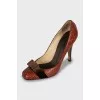 Leather shoes with textile bows