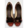 Leather shoes with textile bows