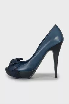 Blue leather shoes with bows