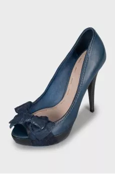 Blue leather shoes with bows
