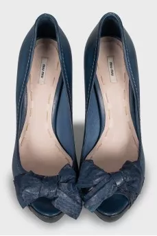 Blue leather shoes with bows