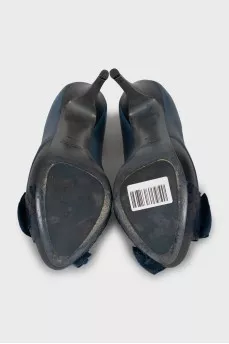 Blue leather shoes with bows