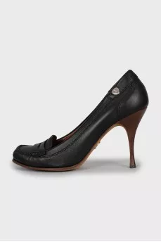 Black leather shoes with round toe