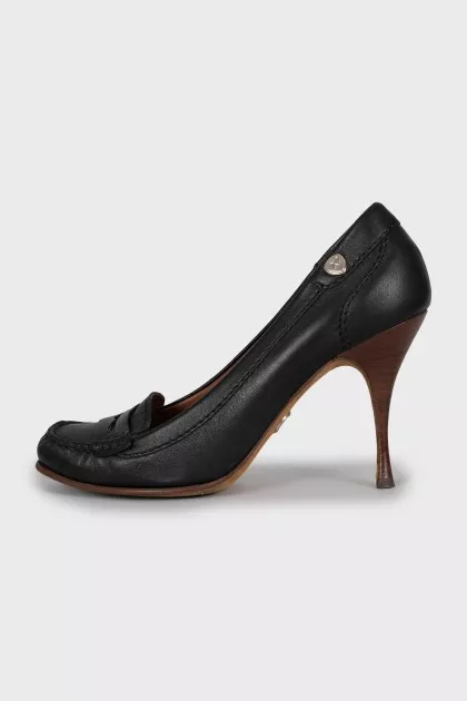 Black leather shoes with round toe