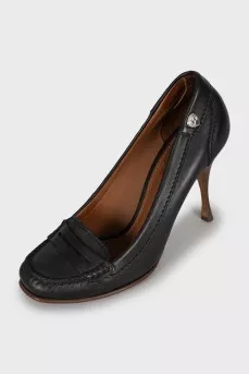 Black leather shoes with round toe
