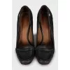 Black leather shoes with round toe