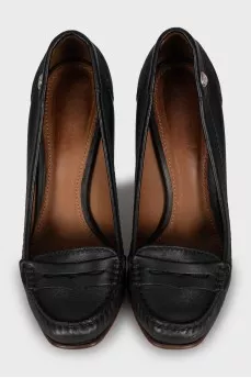Black leather shoes with round toe