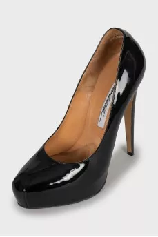Patent leather black shoes