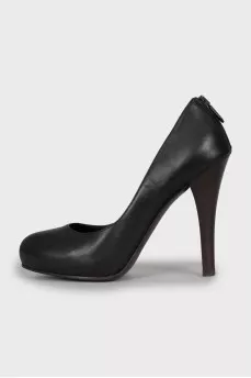 Leather shoes with a zipper at the back