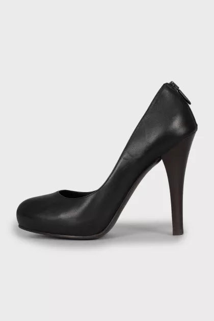 Leather shoes with a zipper at the back