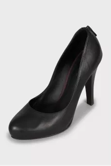 Leather shoes with a zipper at the back
