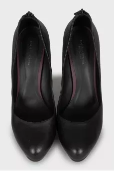 Leather shoes with a zipper at the back