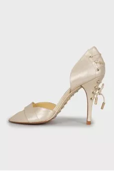 Leather shoes decorated with lacing