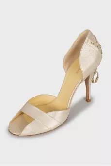 Leather shoes decorated with lacing