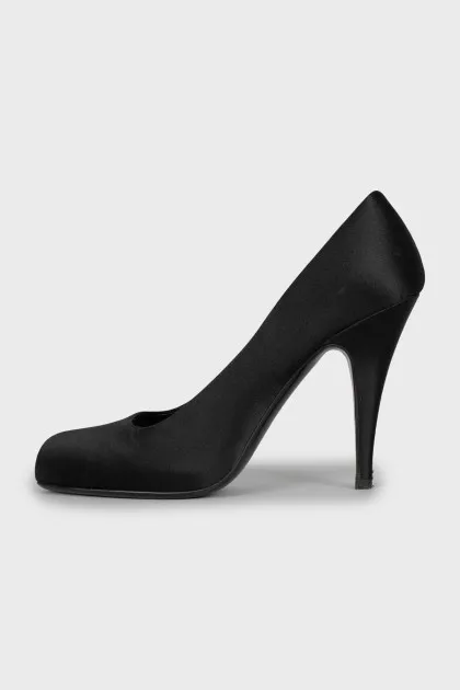 Satin heeled shoes