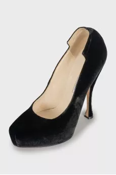 Velvet shoes decorated with crystals