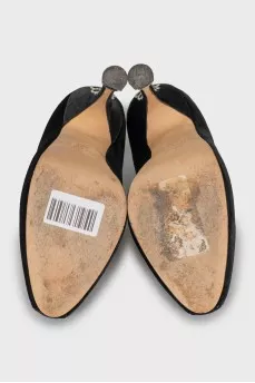 Velvet shoes decorated with crystals