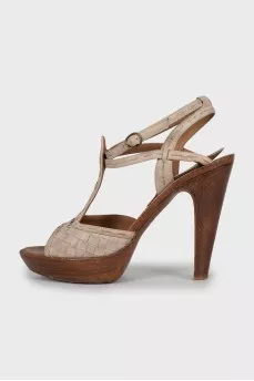 Sandals with leather weave