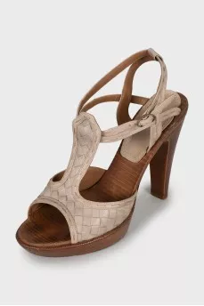 Sandals with leather weave