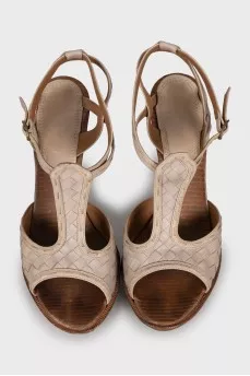 Sandals with leather weave
