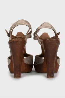 Sandals with leather weave