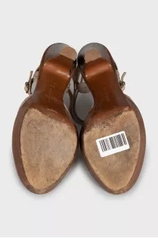 Sandals with leather weave