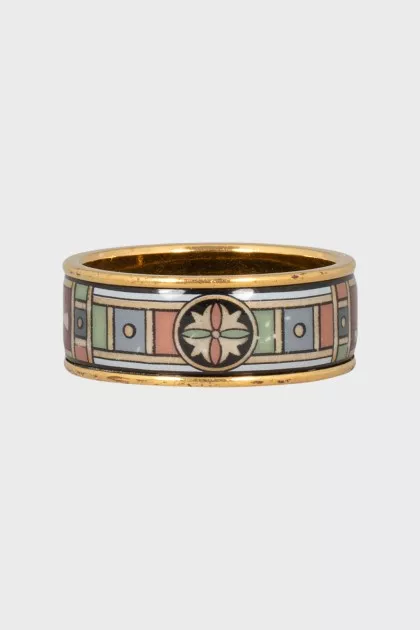 Ring with geometric pattern