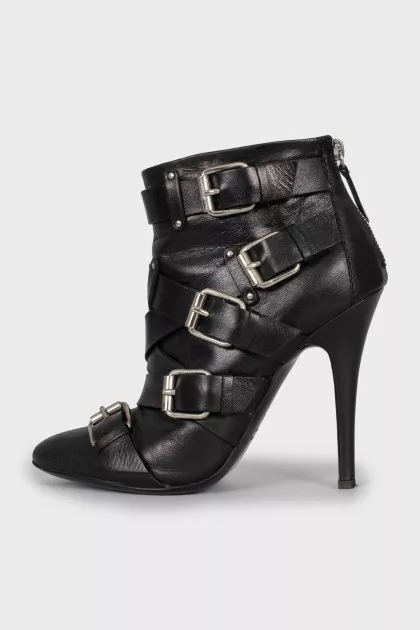 Leather ankle boots with buckles
