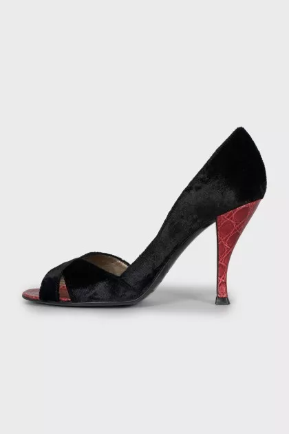 Shoes made of two types of leather