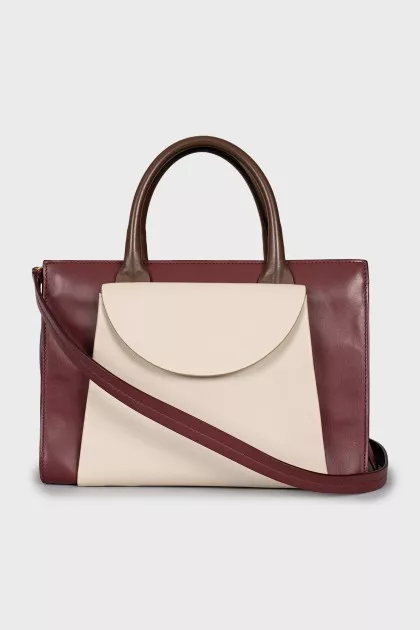 Leather bag with massive clasp