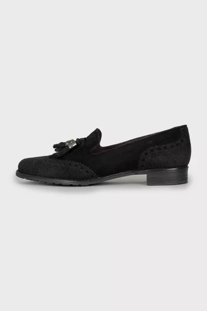 Suede loafers decorated with tassels