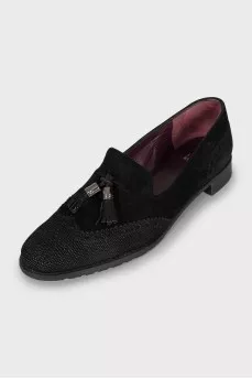 Suede loafers decorated with tassels