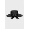 Капелюх декорований стрічкою з биркою