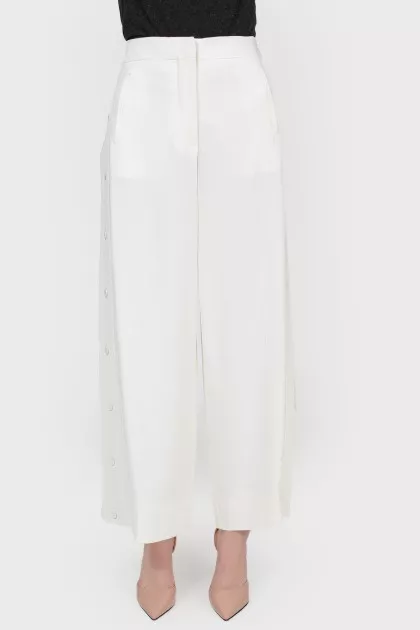 Free cut pants with buttons on the sides of the tag
