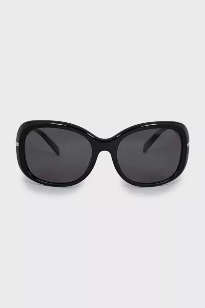 Black rectangular sunglasses
