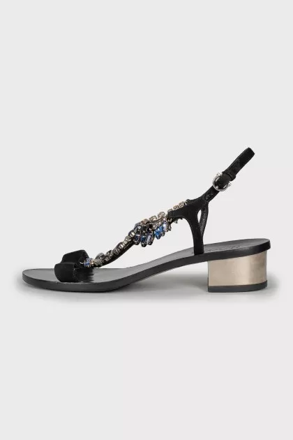 Low heel sandals with crystals
