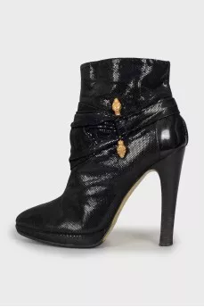 Leather ankle boots with a small print