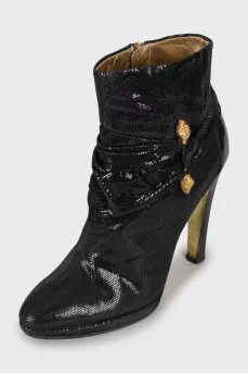 Leather ankle boots with a small print