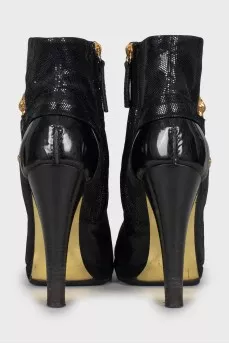 Leather ankle boots with a small print